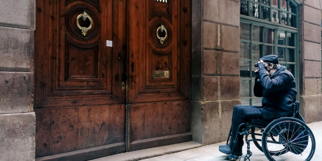 el fotógrafo en silla de ruedas fotografiando una puerta del Barrio Gótico