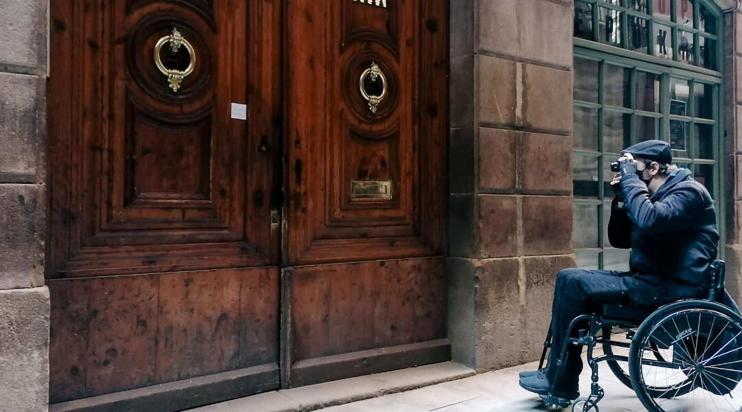 Street photography:  Fotografía urbana desde una silla de ruedas.