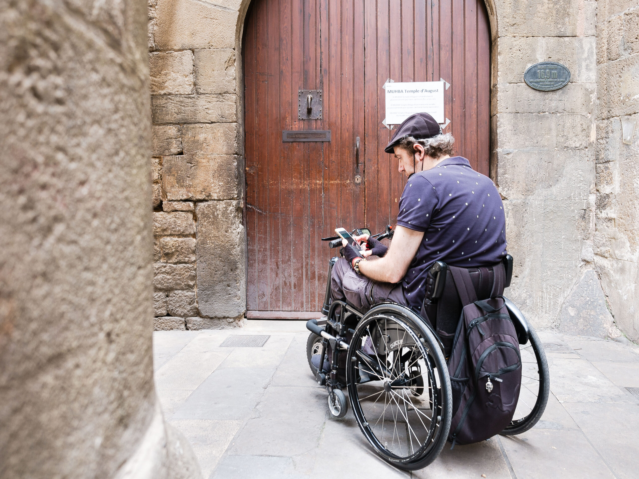 Un señor en silla de ruedas participando de la ruta gamificada. 