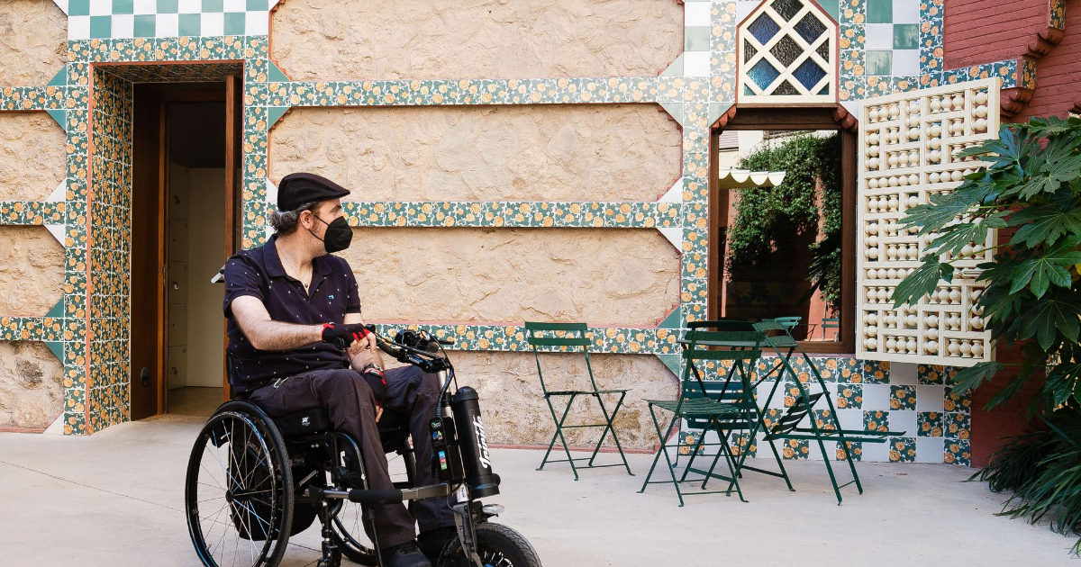 Una persona en silla de ruedas visitando Casa Vicens